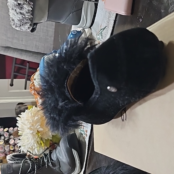 Black ugg slides with pom poms brand new never worn woman size 7 shoe - Picture 8 of 10